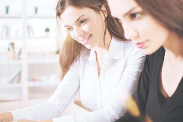 Atractivas mujeres caucásicas — Foto de Stock