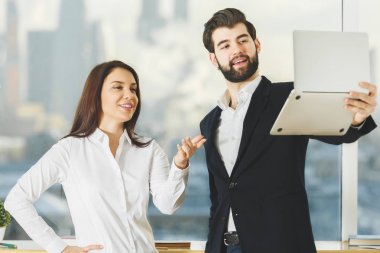 Dizüstü bilgisayar kullanan Avrupa kişiler 