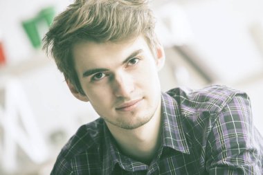 Genç çocuk konsantre