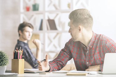 Not Defteri'nde yazma ve meslektaşım işyeri konuştuğunu yakışıklı beyaz adam portresi. Evrak kavramı