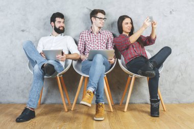 Beyaz yetişkin elektronik araçları kullanma 