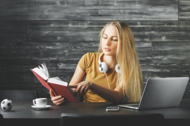Çekici kadın masasında kitap okumak 