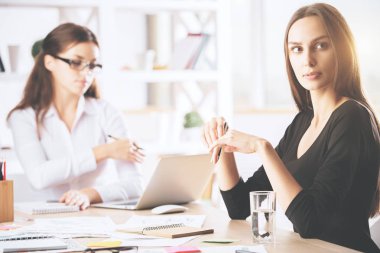 Evrak işi güzel businessladies