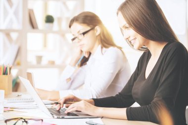 Muhteşem kadın dizüstü işyerinde kullanma