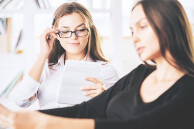 Not Defteri ile çekici kadınlar