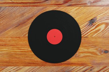 Vinil kaydı ahşap arka plan üzerinde 