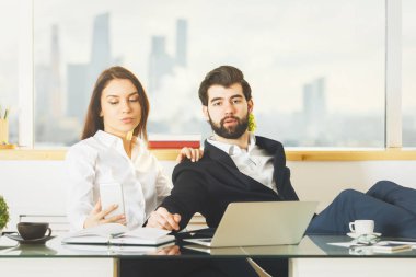 Genç işadamı ve cep telefonu kullanan kadın 