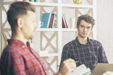 Erkekler office evrak işi yapıyor