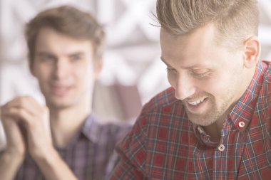 İşyerinde iki Avrupa adam