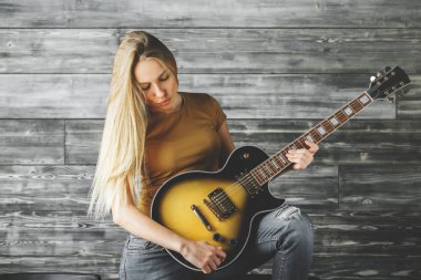 Çekici kadın gitar çalmak 