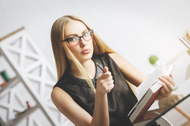 çekici kadın kitap okumak 