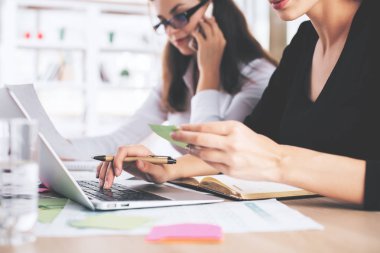 Çekici kadın dizüstü yan kullanarak