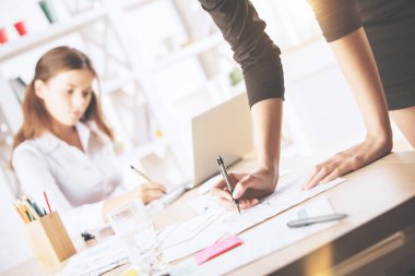 Evrak işi beyaz kadın