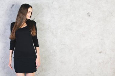 Beton zemin üzerine mutlu kadın