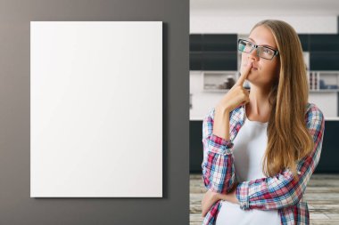 düşünceli kadın mutfakta 