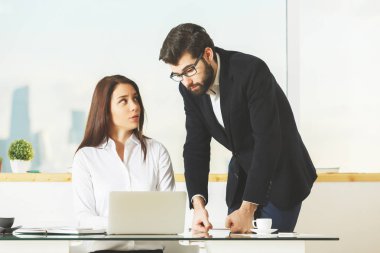 Çekici bir adam ve birlikte modern ofis masa başında çalışan kadın portresi. Takım kavramı