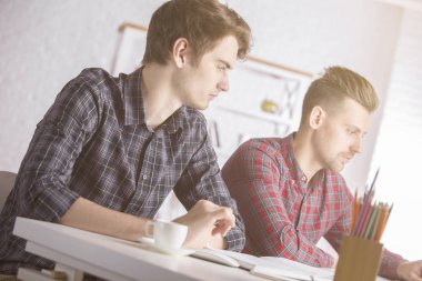 Projede işyerinde çalışan iki çekici beyaz iş adamları portresi. Ekip çalışması kavramı