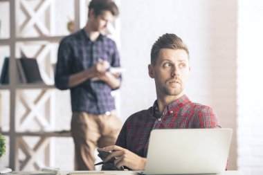 Adam akıllı telefon kullanarak işyerinde. İletişim kavramı