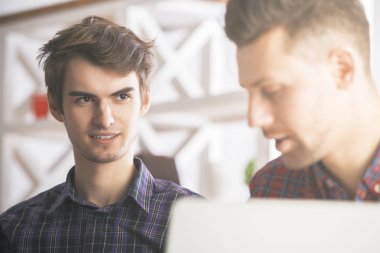 İki Avrupalı meslektaşları işyerinde