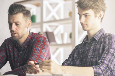 Erkekler office evrak işi yapıyor