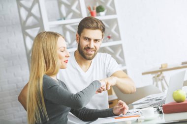 Yumruk veren çekici Avrupa takım iş ortakları birbirine modern işyerinde bump. Başarı kavramı 