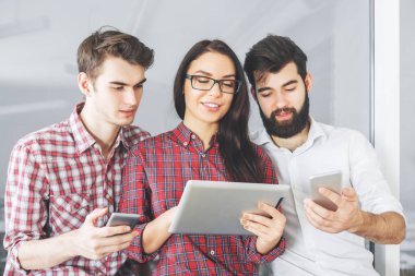 Beyaz insanlar Tablet ve smartphone kullanarak 