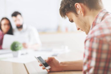 Yan cep telefonu kullanan adam portresi 