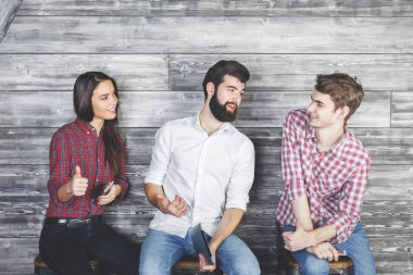 Çekici yetişkin elektronik araçları kullanma 