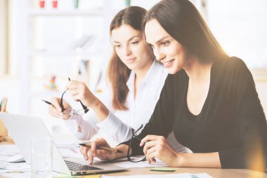 Muhteşem businessladies dizüstü işyerinde kullanma