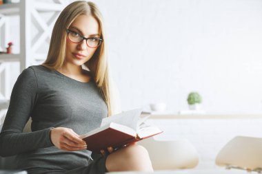 Kitap okuyan güzel bir kadın. 