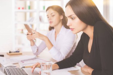 Dizüstü bilgisayar ve akıllı telefon kullanan bayanlar