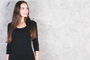 Beton zemin üzerine çekici erkek