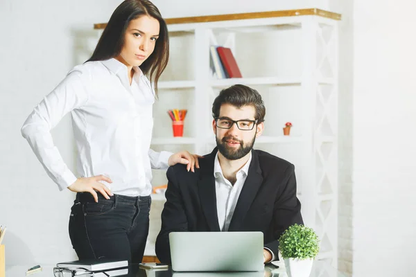 Hombre y mujer concentrados trabajando en el proyecto — Foto de Stock