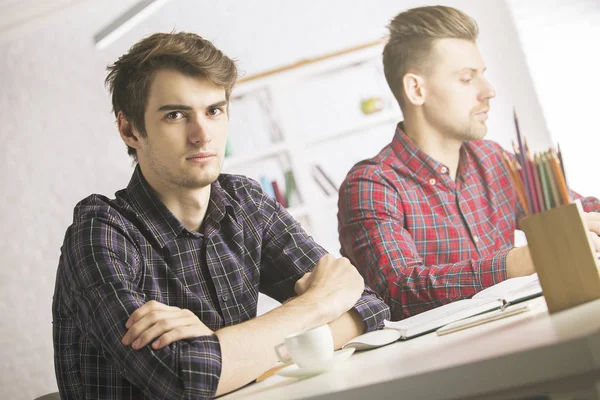 Portrait of two attractive caucasian men working on project at workplace. Teamwork concept — Stock Photo, Image