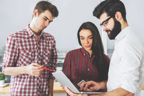 Dizüstü bilgisayar kullanan çekici kişiler 