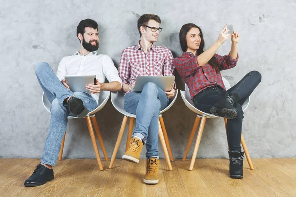 Beyaz yetişkin elektronik araçları kullanma 