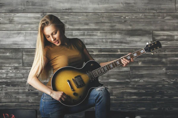 Donna seducente che suona la chitarra — Foto Stock