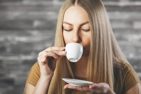 Atractiva hembra bebiendo café — Foto de Stock