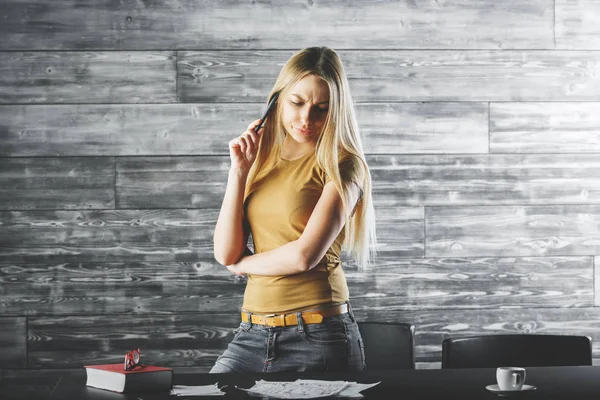 Güzel kadının evrak işlerini yapması 