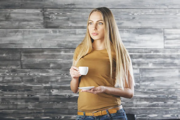 Hermosa mujer bebiendo café — Foto de Stock