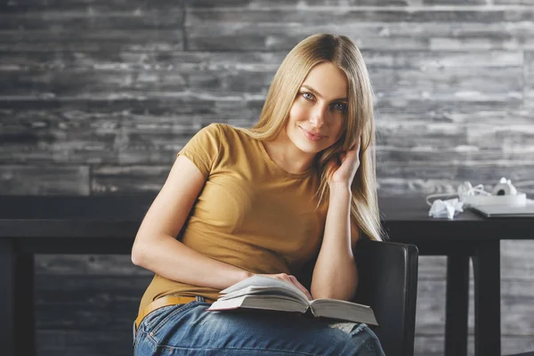 Kadın kitap okuyor. 