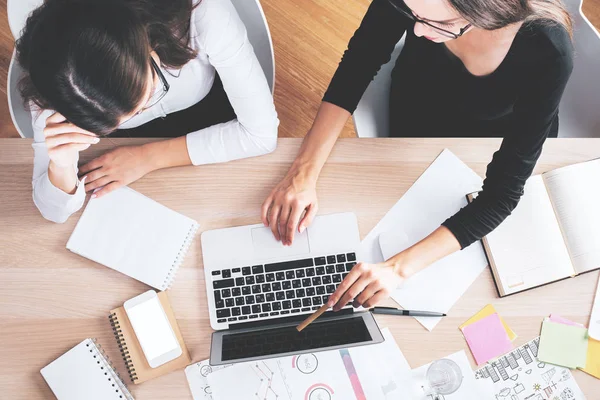 Femmes d'affaires travaillant sur le projet — Photo