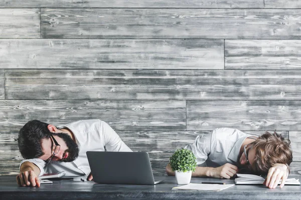 Красиві сплячі чоловіки на роботі — стокове фото