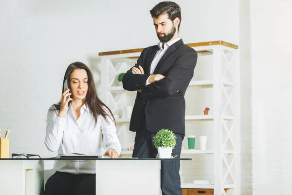 Hombre de negocios y mujer caucásicos usando teléfono inteligente — Foto de Stock