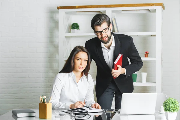 Atractivo hombre y mujer trabajando en el proyecto — Foto de Stock