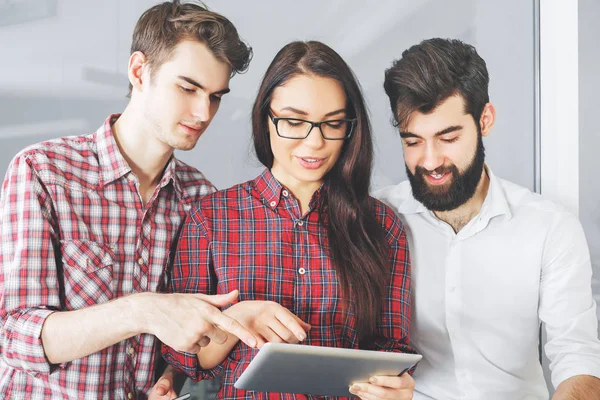 Europäer mit Tablet — Stockfoto