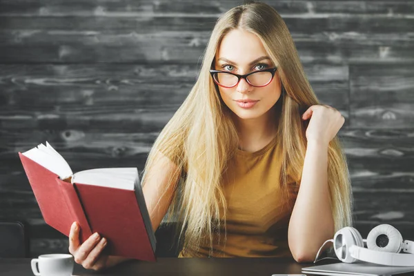 Kafkas kadın masasında kitap okumak 