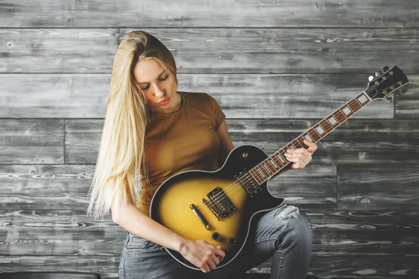 Çekici kadın gitar çalmak 