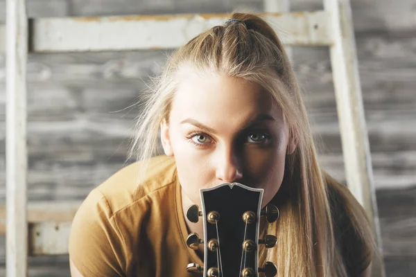 Hübsche Frau mit Gitarrenhals — Stockfoto