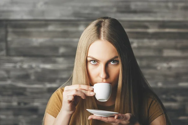 Bastante mujer bebiendo café — Foto de Stock